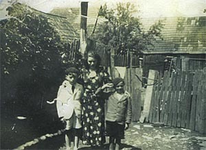 “Prewar photo of my dad, David Rosenbaum, his older brother Tuli and his mother Dori Rosenbaum. 
'In front of their home. We don’t know the year but 
'I assume our dad was between 7–10 years old.” 
'(Dori Ekstein)
'© Walter Rawa