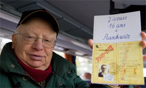 Henri Sonnenbluck with his memoirs, 2008
'© Jessica Schäfer