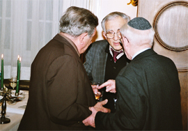 Überlebende beim Treffen 2004 '(Mitte: Siegmund Freund)'© Eva & Artur Holling