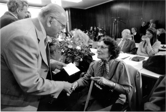 Dr. Karl Brozik presenting the first check for compensation in June 2001'Foto: Claims Conference, Frankfurt