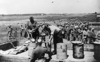 Issuing food to prisoners'© Fritz Bauer Institute (APMO Collection / Auschwitz-Birkenau State Museum)