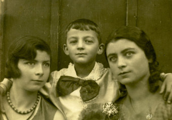 The siblings Nusha, Henryk, and Batya Frank, 1928'© Henryk Zwi Frank