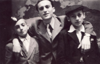 Drei der vier Grünfeld-Brüder, v.l.n.r.: Alexander („Sandor“), Armand, Benjamin, mit  Selbstauslöser, 1943'© Benjamin Grünfeld