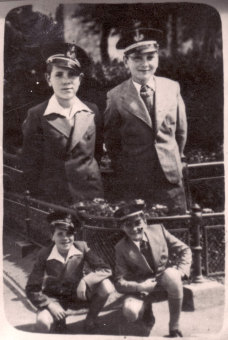Ya’acov Handeli (right) and Zaddik Machel,'Saloniki, 1940'© Ya’acov Handeli