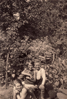 Heinz Kahn (right) and his sister Trude '(person at left has not been identified)'© Dr. Heinz Kahn