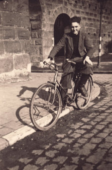 Albert Kimmelstiel mit Fahrrad, Nürnberg, 1941
'© Albert Kimmelstiel