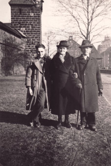 Albert Kimmelstiel mit seinen Eltern Fritz und
'Karolina Kimmelstiel, am Graben in Nürnberg, 1939
'© Albert Kimmelstiel