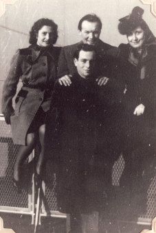 Herman und Marianne Shine, Max und Hertha Drimmer, Überfahrt nach Amerika, 1947
'© Herman Shine