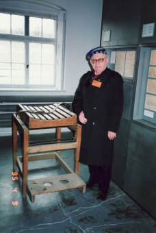 Ya’acov Silberstein neben dem Bock, auf dem Häftlinge geschlagen wurden; Gedenkstätte Buchenwald oder Gedenkstätte Auschwitz, 1995'© Ya’acov Silberstein