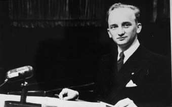 Benjamin Ferencz, the chief prosecutor in Case IX of the Subsequent Nuremberg Trials (1947–1948)'© United States Holocaust Memorial Museum