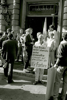 Proteste gegen I.G. Farben vor dem Steigenberger Hotel, Frankfurt am Main'© Fritz Bauer Institut (Gingold-Nachlass)