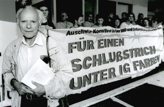 Peter Gingold bei Protesten gegen I.G. Farben, Frankfurt am Main, o.J.'© Fritz Bauer Institut (Gingold-Nachlass)