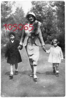 Peter Wolff mit seiner Mutter Helene und 'seiner Schwester Anita Borger, Katowice, 1931'© Fritz Bauer Institut