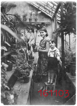 Henryk Frank mit seiner Schwester Nusha,'Przemyśl, 1928. 'Fototafel im Park des I.G. Farben-Hauses,'Frankfurt am Main'© Fritz Bauer Institut