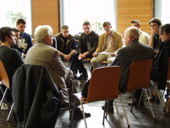 Contemporary witnesses who are survivors of the Buna/Monowitz concentration camp talk with Frankfurt school students, 2004'© Eva & Artur Holling