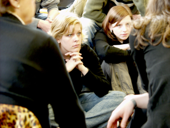 Schüler/innen beim Zeitzeugengespräch, 2004'© Eva & Artur Holling