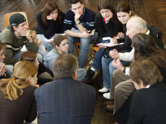 Julius Paltiel berichtet Schüler/innen von seiner Haftzeit, 2004'© Eva & Artur Holling