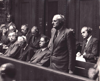 Otto Ambros (stehend) bei der Urteilsverkündung im Nürnberger Prozess gegen I.G. Farben, 29./30. Juli 1948
'© National Archives, Washington, DC