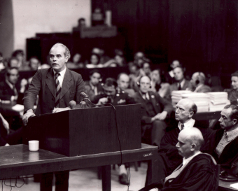 Walther Dürrfeld bei seinem Abschlussplädoyer im Nürnberger Prozess gegen I.G. Farben, 1948
'© National Archives, Washington, DC