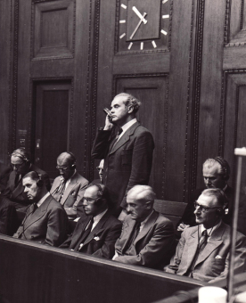 Walther Dürrfeld (stehend) bei der Urteilsverkündung im Nürnberger Prozess gegen I.G. Farben, 29./30. Juli 1948
'© National Archives, Washington, DC