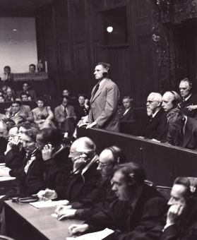 Carl Krauch (stehend) bei der Urteilsverkündung im Nürnberger Prozess gegen I.G. Farben, 29./30. Juli 1948
'© National Archives, Washington, DC