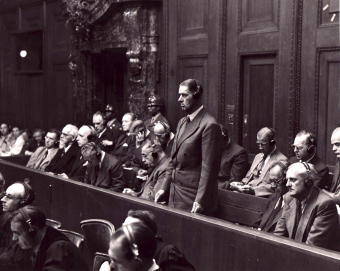 Fritz ter Mer (stehend) bei der Urteilsverkündung im Nürnberger Prozess gegen I.G. Farben, 29./30. Juli 1948
'© National Archives, Washington, DC