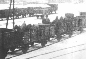 Transporte von Häftlingen in offenen Güterwaggons, Winter 1945'© Fritz Bauer Institut (Bestand APMO / Staatliches Museum Auschwitz-Birkenau)