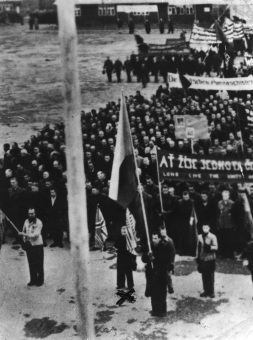 1. Mai 1945: Feier im befreiten KZ Buchenwald. 'Julius Paltiel trägt die norwegische Flagge'© Julius Paltiel