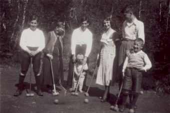 The Paltiel family playing croquet in the 1930s, 'from left to right: brother Idar, grandmother, Oskar, Chaim, and Itamar Mendelssohn, Bernhard Guttmann; front right, Julius Paltiel'© Julius Paltiel