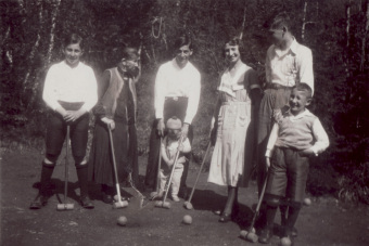 Familie Paltiel beim Croquet-Spiel, 30er Jahre; 
'v.l.n.r.: Bruder Idar, Großmutter, Oskar, Chaim und Itamar Mendelssohn, Bernhard Guttmann; vorne rechts Julius Paltiel
'© Julius Paltiel 