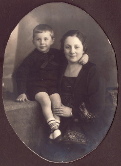 Julius Paltiel with his mother'© Julius Paltiel