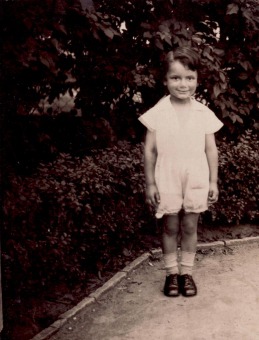 David Salz in the garden in front of his parents’ home, Berlin, undated
'© David Salz