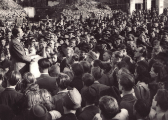“Norbert Wollheim, representing the Jewish Community, speaks at a demonstration of the citizens of Bremen on May 8, 1947, to protest the disgraceful verdict in the Behring trial” (original caption)'© United States Holocaust Memorial Museum (Wollheim papers, photo: Karl Stockhaus, Bremen)