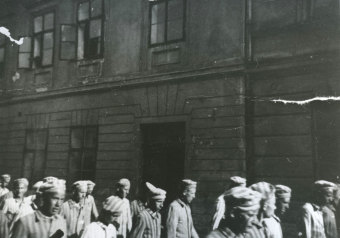 Die Häftlinge des Buna-Außenkommandos marschieren durch die Stadt Auschwitz'© Fritz Bauer Institut (Bestand APMO / Staatliches Museum Auschwitz-Birkenau)