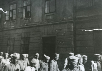 The prisoners of the Buna external detachment march through the town of Auschwitz'© Fritz Bauer Institute (APMO Collection / Auschwitz-Birkenau State Museum)