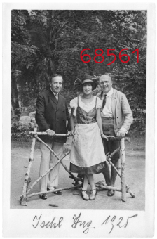 Fritz Löhner-Beda (rechts), seine Ehefrau Helene und sein Schwiegervater Jakob Jellinek (links), 
'Bad Ischl, 1925
'© Jack Jellins