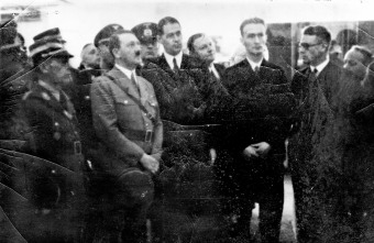 I.G.-Vorstand Fritz ter Meer (5.v.r.) erläutert Adolf Hitler die Bedeutung künstlichen Kautschuks, Berlin 1936'© National Archives, Washington, DC