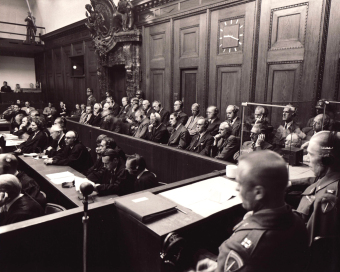 Seitlicher Blick auf die Anklagebank im Nürnberger Prozess gegen I.G. Farben (1947/48)
'© National Archives, Washington, DC