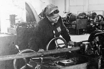 Ukrainian forced laborer at the lathe, I.G. Auschwitz'© Fritz Bauer Institute (Zahn papers)