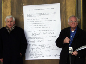 Rudy Kennedy (links) und Freddie Knoller verlesen eine Resolution zur Verteilung des Restgeldes der I.G. Farben i.L. an die ehemaligen Zwangsarbeiter, Frankfurt am Main, 2004'© Eva & Artur Holling
