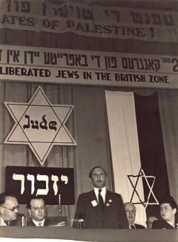 Josef Rosensaft speaks at the 2nd Congress of'the Central Committee of Liberated Jews in the British Zone, with Norbert Wollheim at his left, 'Bad Harzburg, July 1947'© United States Holocaust Memorial Museum (Wollheim papers)