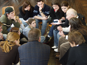 A contemporary witness who survived the Buna/Monowitz concentration camp talking with Frankfurt school students, on the right is Julius Paltiel, 2004'© Eva & Artur Holling