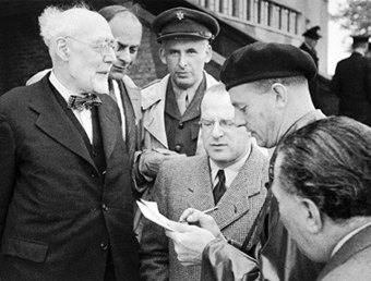 Leo Baeck (left) and Norbert Wollheim (center), Bremen Airport, probably in 1949/49'© Fritz Bauer Institute