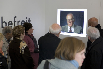 Im Pavillon können Besucher/innen Videointerviews mit Überlebenden des KZ Buna/Monowitz ansehen (hier: Norbert Wollheim)
'© Jessica Schäfer