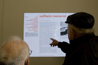 Überlebende des KZ Buna/Monowitz beim Lesen eines Website-Textes im Wollheim-Pavillon'© Jessica Schäfer