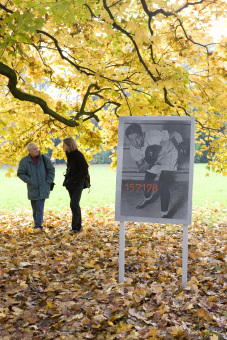 Die Fototafel mit Victor „Young“ Perez 'bei der Eröffnung des Wollheim Memorials'© Jessica Schäfer