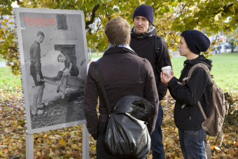 Students in front of Joseph Spring’s photo panel in the park adjoining the I.G. Farben Building'© Jessica Schäfer