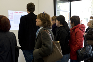 Besucher/innen im Wollheim-Pavillon auf dem Universitätsgelände betrachten die Website'© Eva & Artur Holling