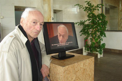 Benjamin Grünfeld next to the monitor screen where his interview can be seen'© Solvej Grünfeld