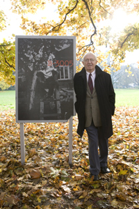 Alexander Feingold in front of the 'photo panel of his family, 2008'© Jessica Schäfer